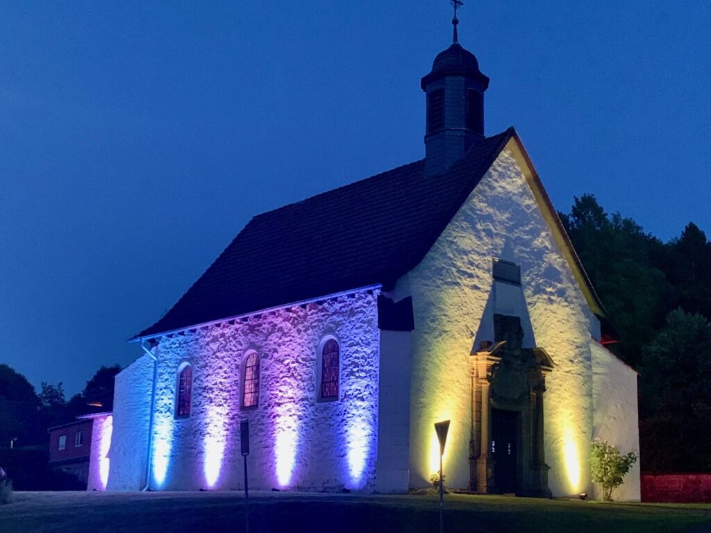 Kreuzkapelle Altenbeken erstrahlt zum Viaduktfest